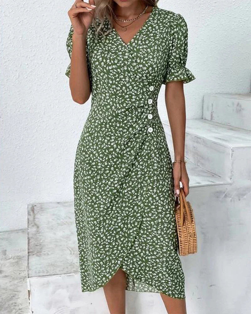 Taillenbetontes Sommer Wickelkleid für Damen, geblümt und in stilvoller Midi-Länge. Perfektes Outfit für den Urlaub.