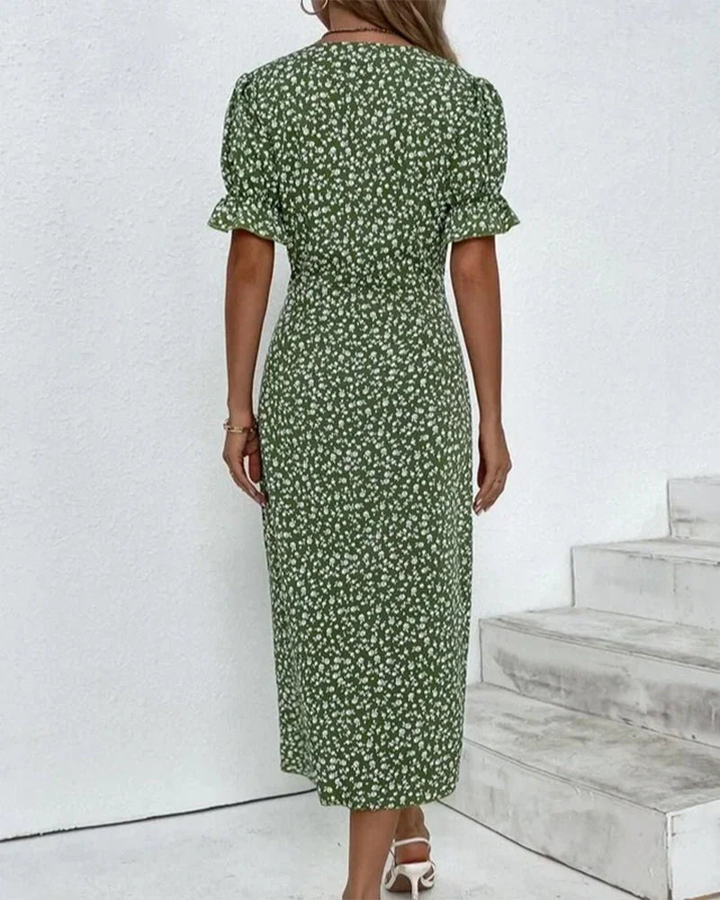 Attraktives Damen Sommerkleid mit floralem Muster und figurschmeichelndem Wickeldetail. Ideal für Gartenpartys.