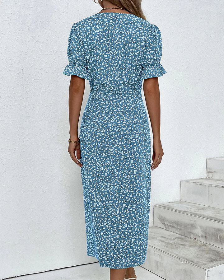 Luftiges Damen Midi-Wickelkleid mit lebhaftem Blumenprint. Bequemes Freizeitkleid, auch als Strandkleid geeignet.