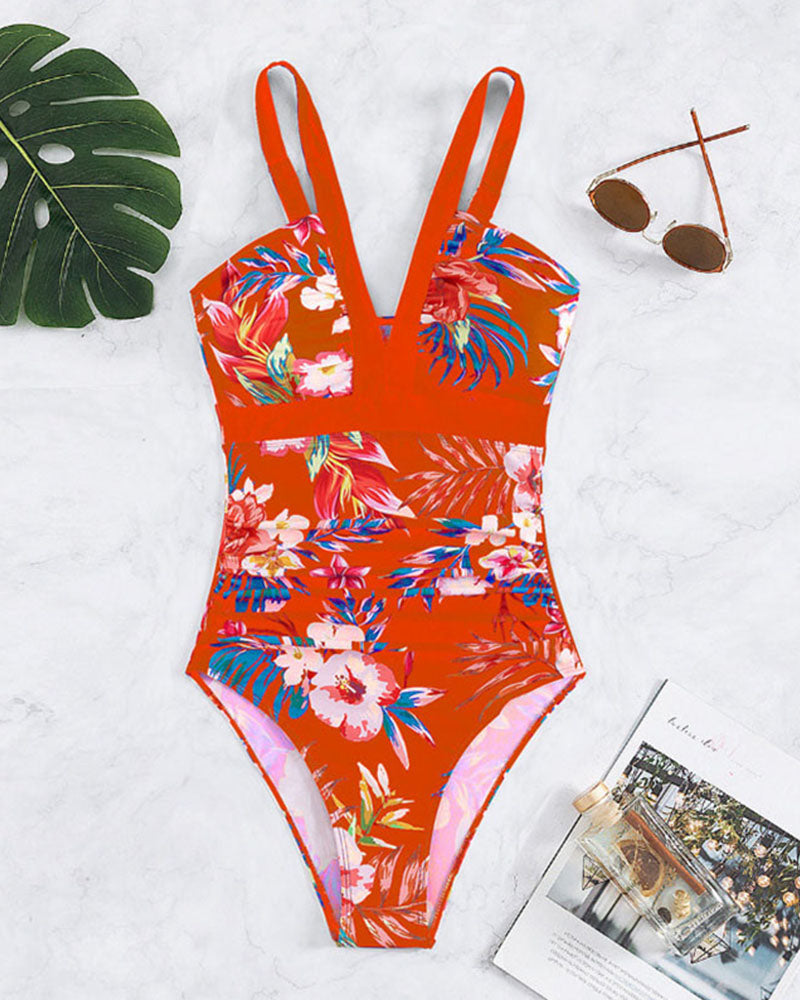 Figurbetonender Damen Badeanzug mit hübscher Raffung und trendigem Geblüm, ideal für den nächsten Strandurlaub.