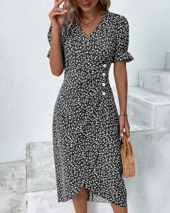 Bequemes geblümtes Midi-Wickelkleid für Damen, ideal für heiße Sommertage. Taillenbetont und mit elegantem Schnitt.