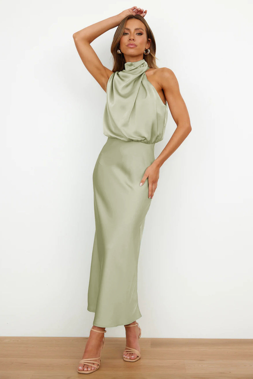 Maxikleid Damenmode: Halterneck Abendkleid, lang und fließend, perfekt für festliche Partys.