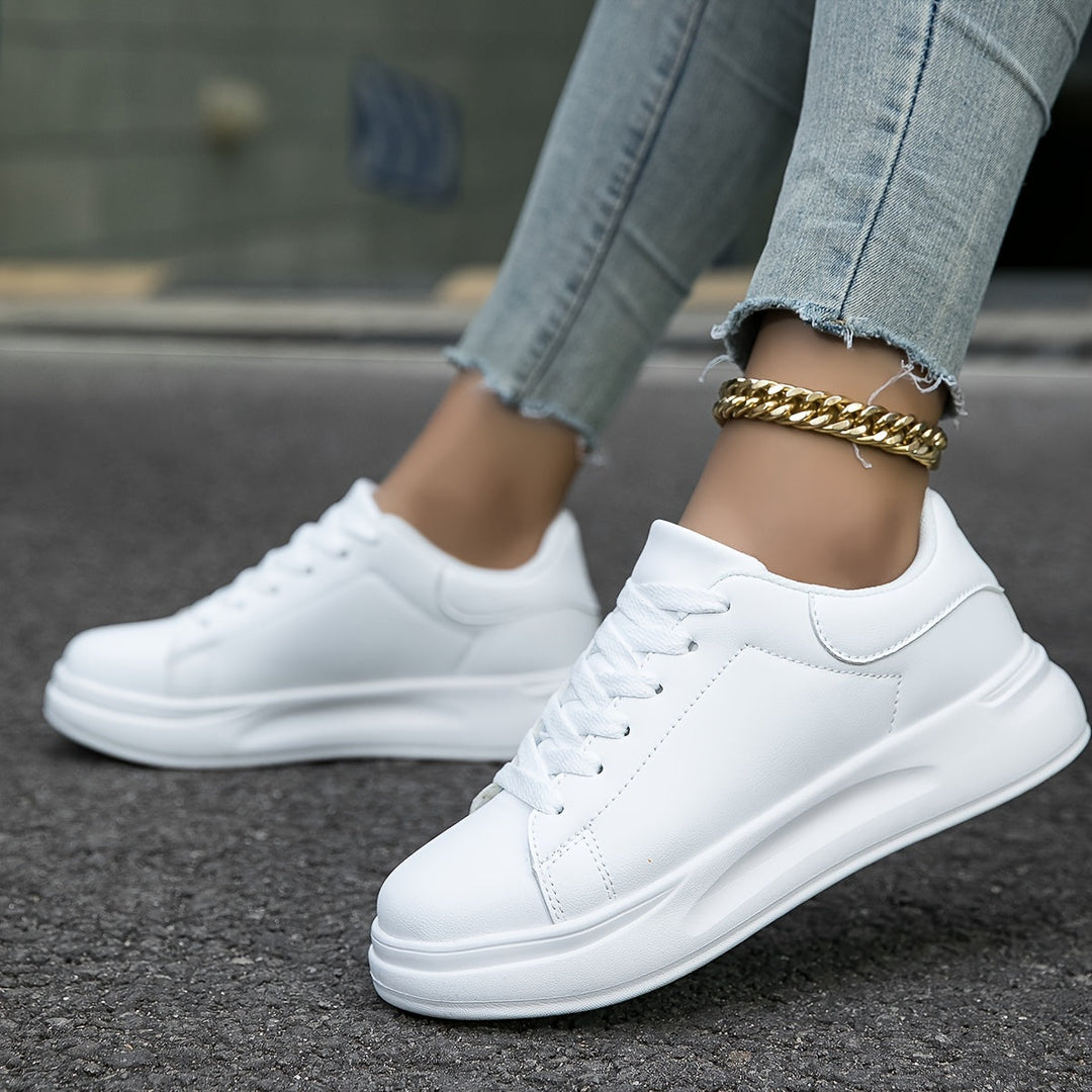 Stilvolle weiße orthopädische Freizeitschuhe für Damen, perfekt für Alltag und Freizeit.