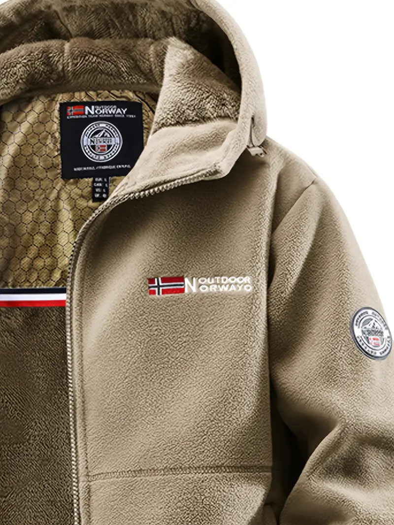 Mann trägt warme Herren Winterjacke in Regular Fit. Perfekt als Outdoor-, Freizeit- oder Reisejacke für kalte Tage.
