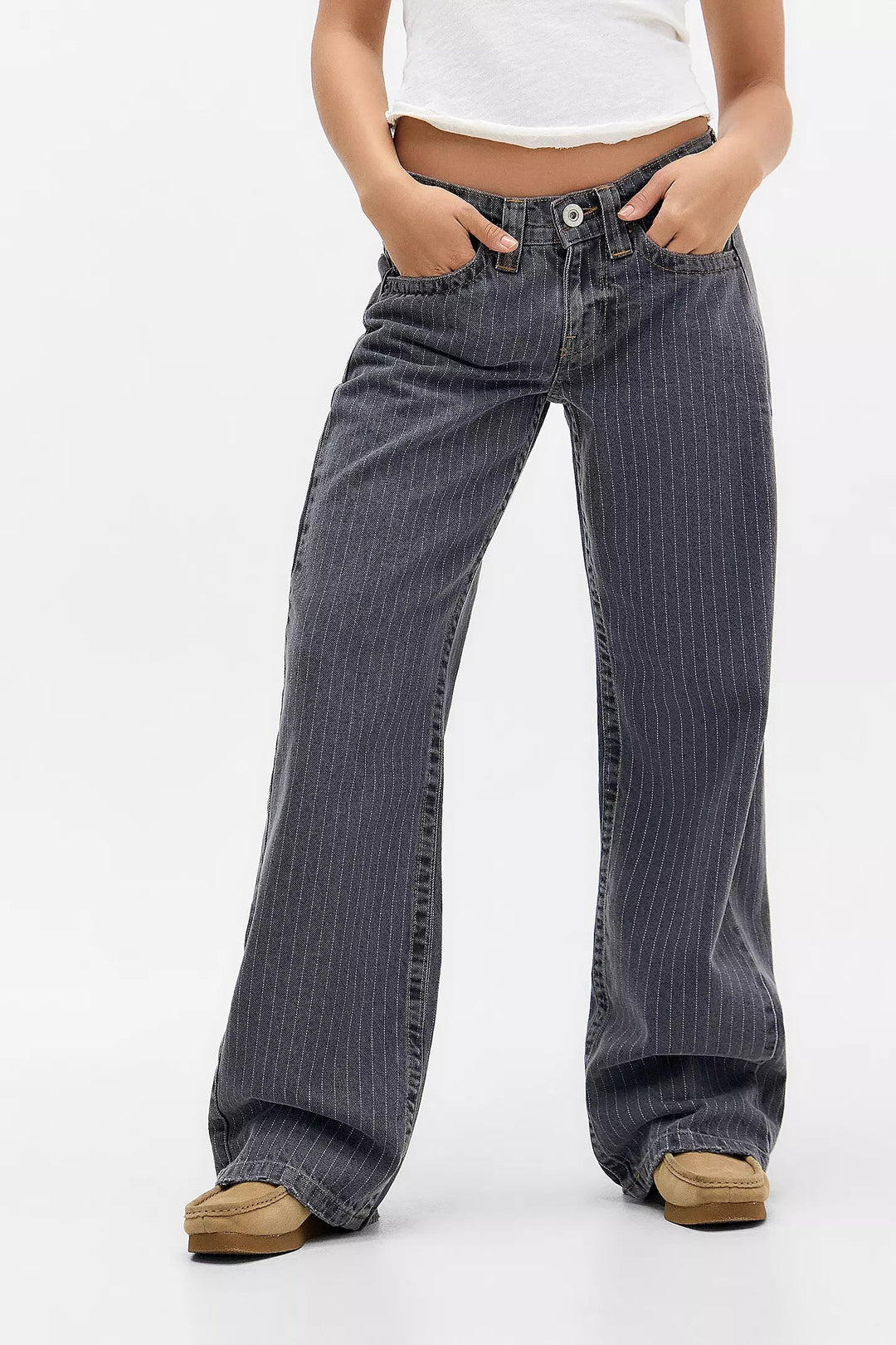 Damen Low-Waist Hose mit weitem Bein und eleganten Nadelstreifen. Bequeme Wide Leg Damenhose für Büro & Freizeit.