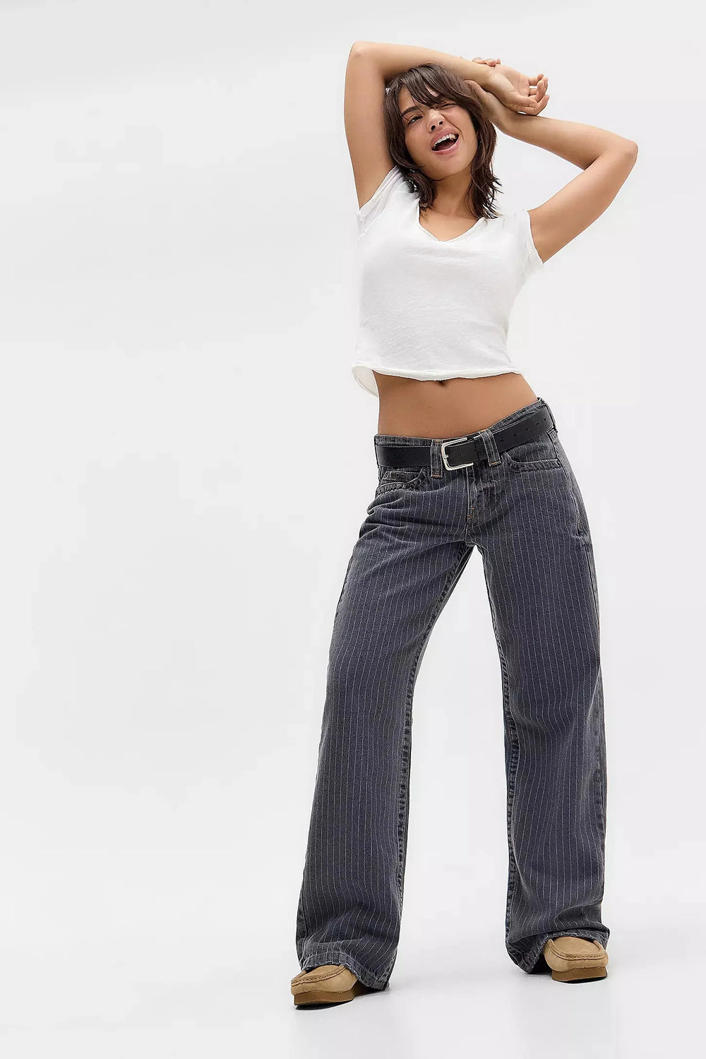 Elegante Damen Nadelstreifen Hose mit weitem Bein. Low-Waist Wide Leg Damenhose für urbanen Freizeit- & Büro-Look.