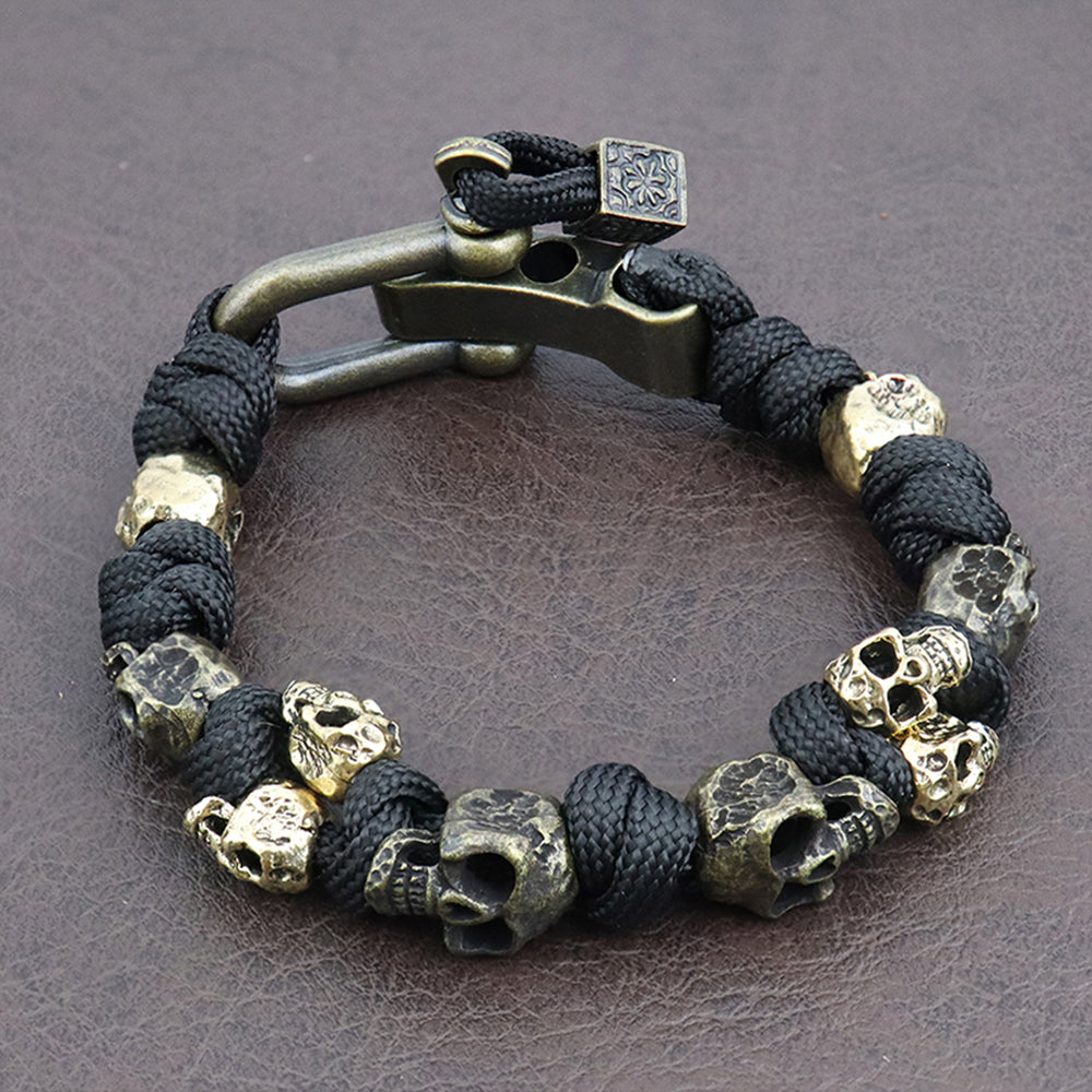 Stylisches Herrenarmband mit markantem Skull-Motiv, verstellbar. Perfekter Gothic-Schmuck für Herrengarderobe.