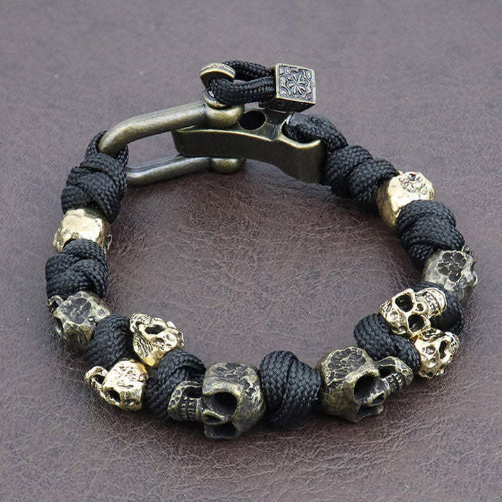 Stylisches Herrenarmband mit markantem Skull-Motiv, verstellbar. Perfekter Gothic-Schmuck für Herrengarderobe.