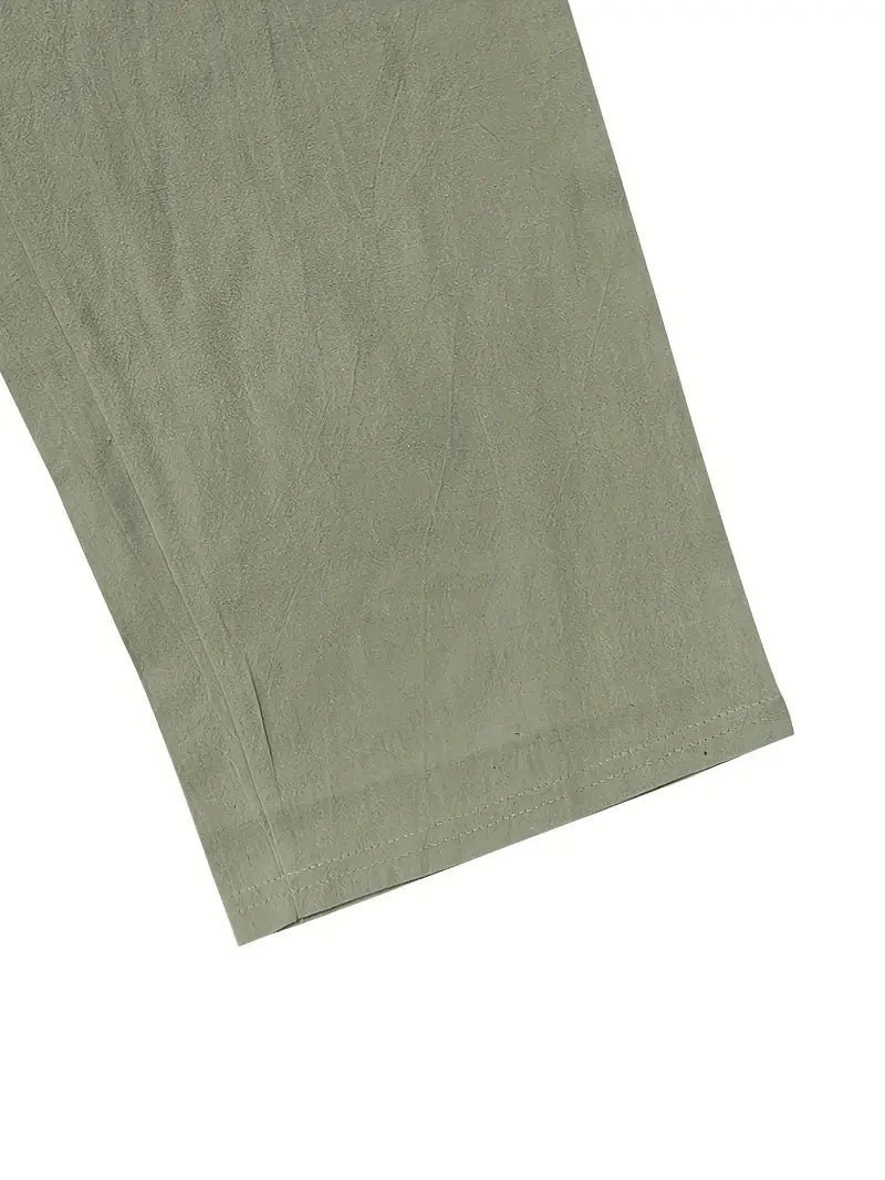 Moderne Herren Strandhose, blau, locker geschnitten. Stilvoll für warme Sommertage.