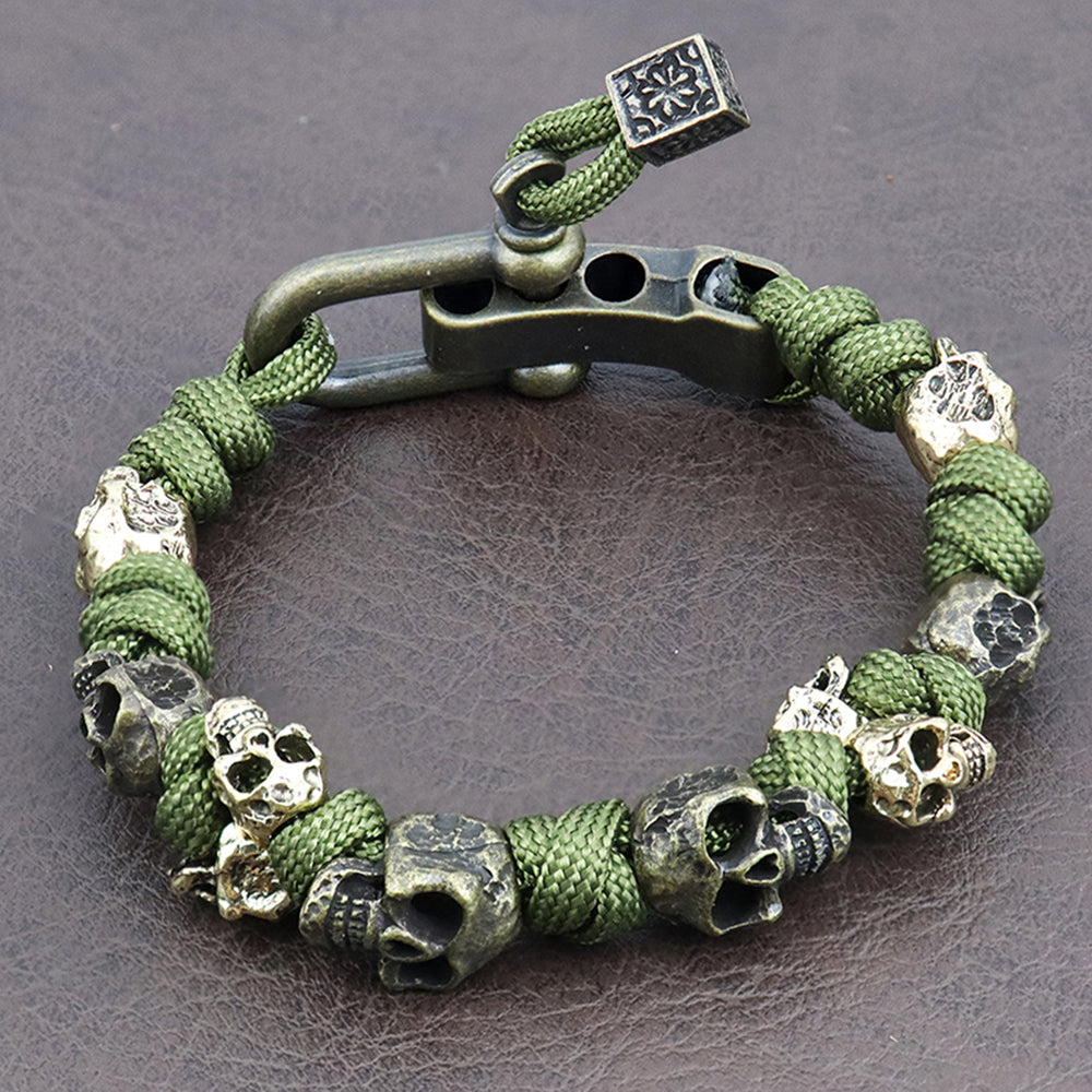 Nahaufnahme Herren Skull-Armband, verstellbar, detaillierter Totenkopf. Modisches Accessoire für Casual-Stil.