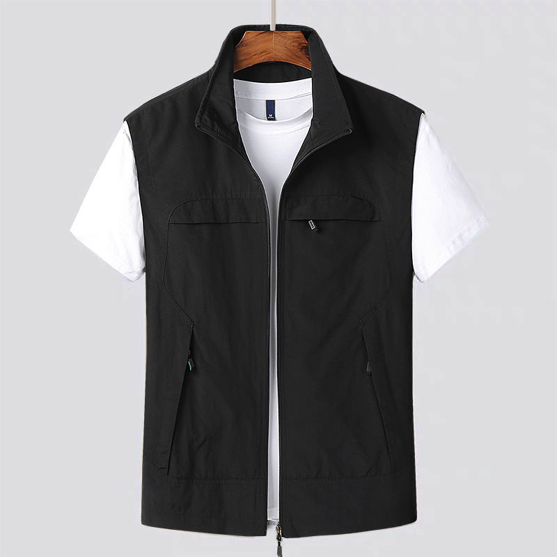 Elegante Herren Slim Fit Weste mit Reißverschluss. Perfekte Ergänzung für stilvolle Herbstoutfits.