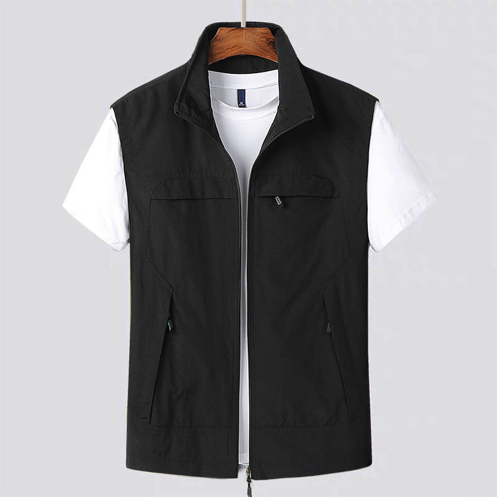 Elegante Herren Slim Fit Weste mit Reißverschluss. Perfekte Ergänzung für stilvolle Herbstoutfits.