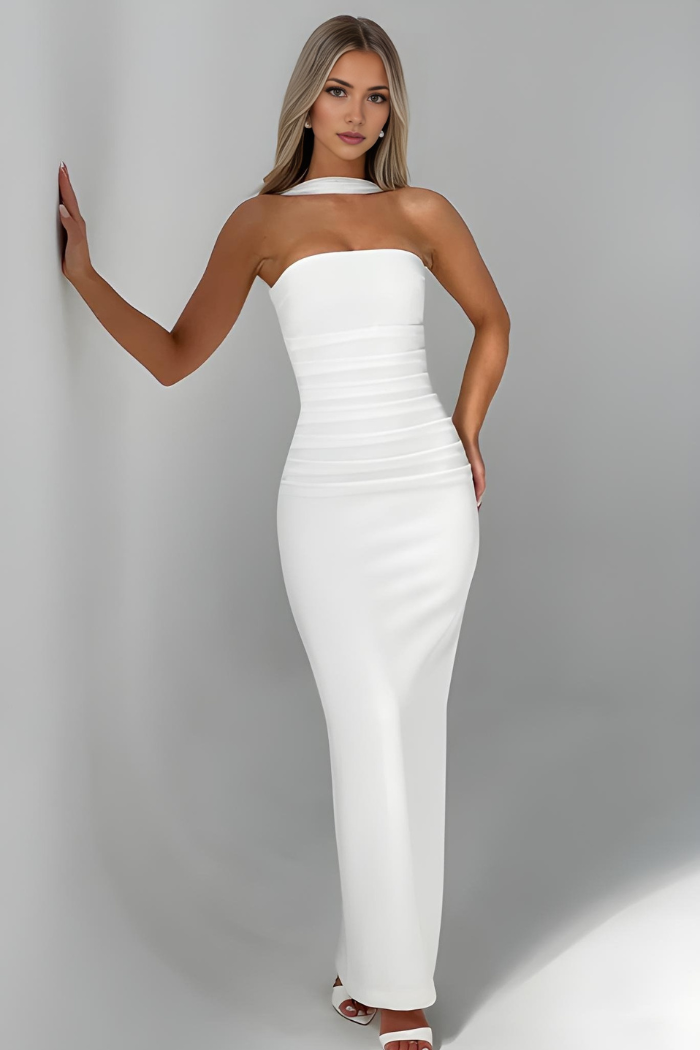 Modernes trägerloses Bodycon Damenkleid in Schwarz, langes und figurbetontes Design für elegante Abende.