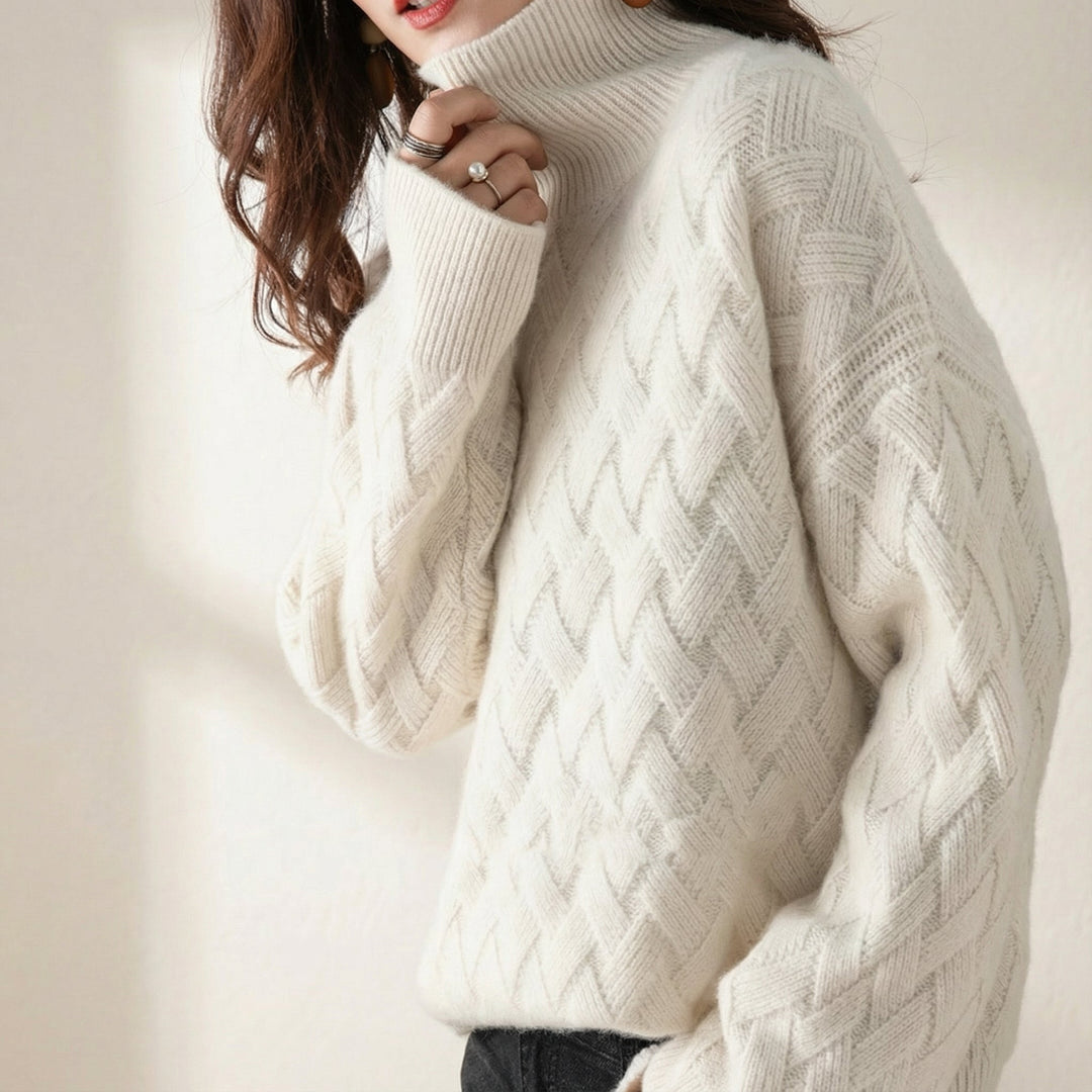 Moderner Damen Winterpullover mit Zopfmuster und hohem Rollkragen, bietet Eleganz und Wärme an kalten Tagen.