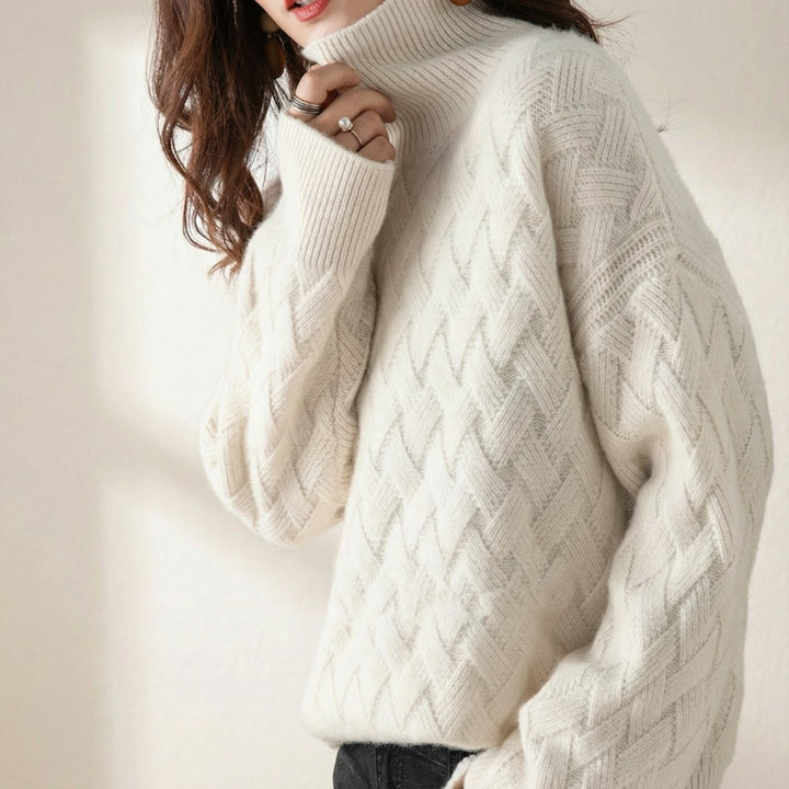 Moderner Damen Winterpullover mit Zopfmuster und hohem Rollkragen, bietet Eleganz und Wärme an kalten Tagen.