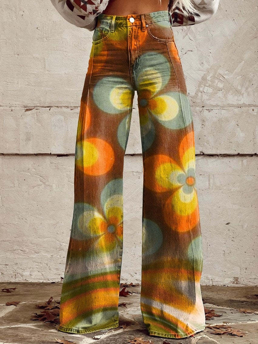 Fashion-Trend: Damen Schlaghose mit auffälligem Retro Blumenmuster als Statement.