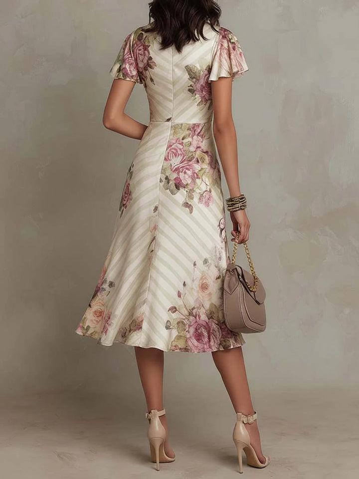 Stilvolles Damen Midi-Kleid mit floralem Muster, Wickeloptik und schmeichelhafter A-Linie. Für jeden Anlass.