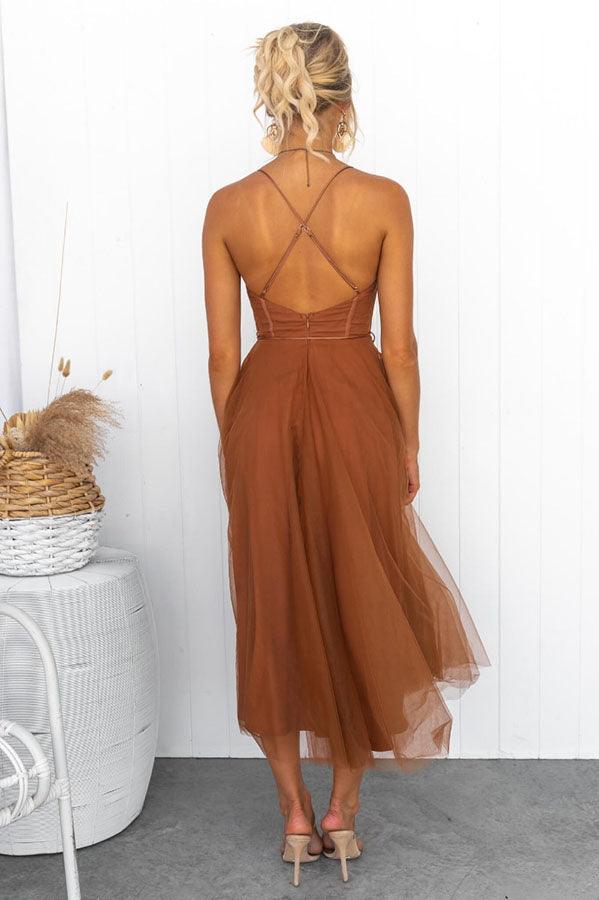 Elegantes Damen Maxikleid, knöchellang, im Fokus die ärmellose Schnittführung.