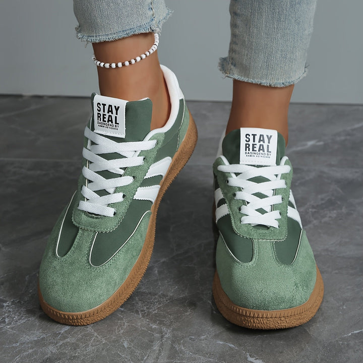 Weiße Damen Retro Sneaker im Detail, bequeme Freizeitschuhe mit Vintage-Flair für Streetwear.