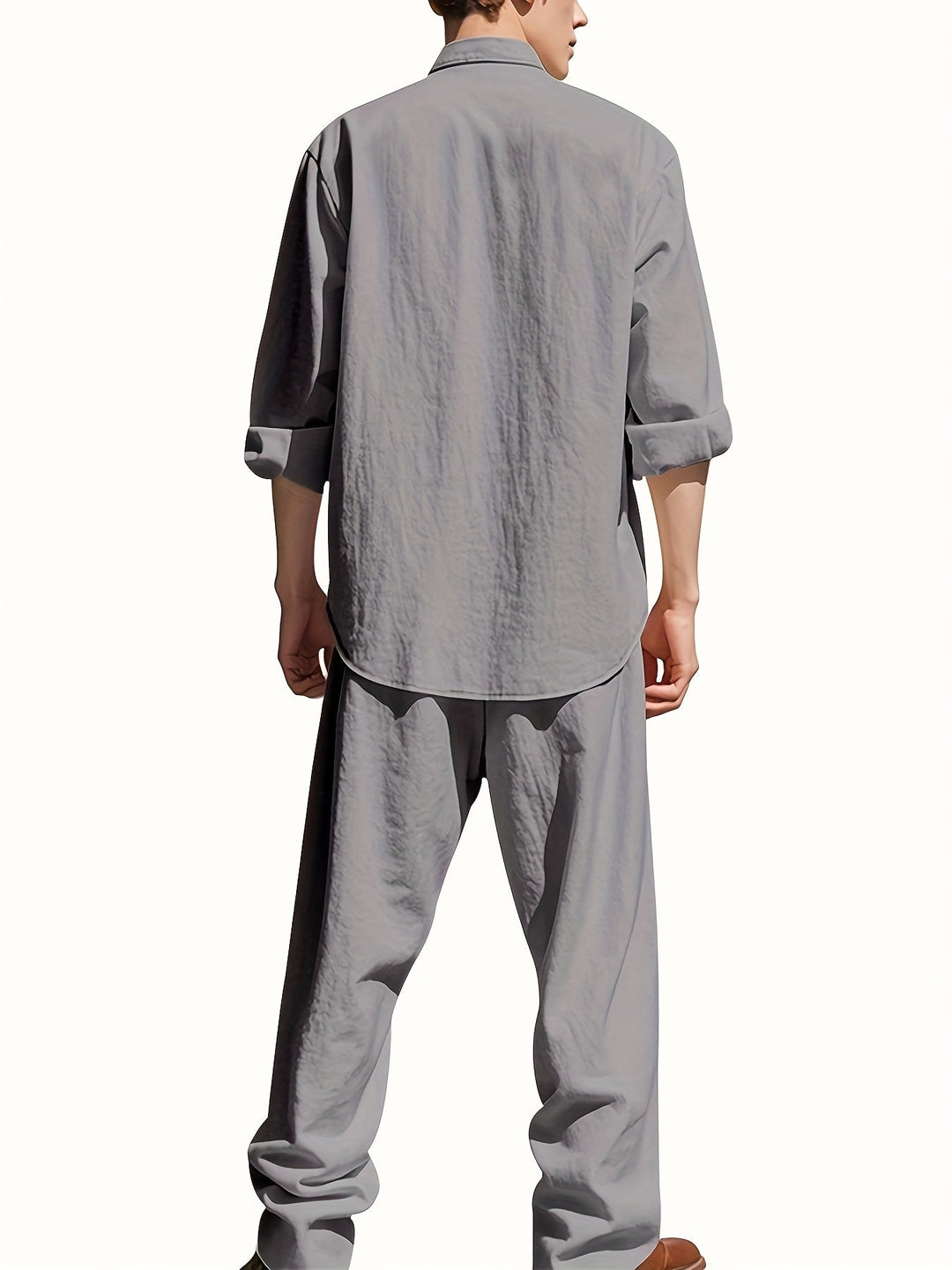 Bequemer, heller Herren Sommer Zweiteiler mit elegantem Stehkragen Hemd und weiter, luftiger Relaxed Fit Hose.