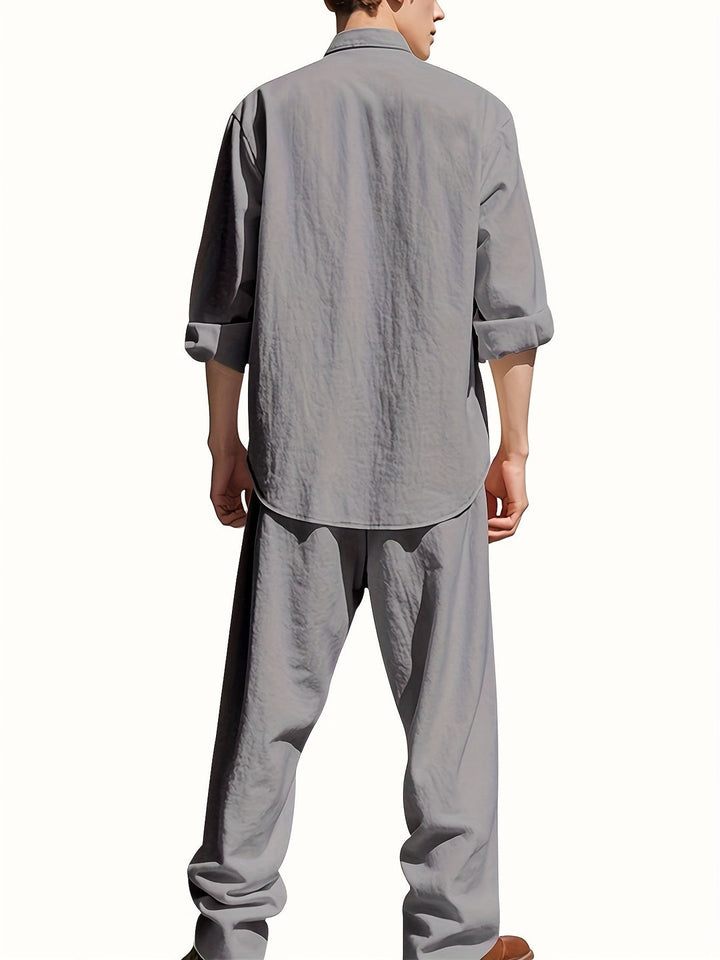 Bequemer, heller Herren Sommer Zweiteiler mit elegantem Stehkragen Hemd und weiter, luftiger Relaxed Fit Hose.