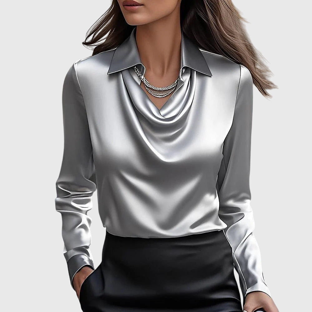 Vielseitige Damenbluse mit Faltenausschnitt, Brusttasche und langen Ärmeln, ideal für elegante Alltags-Looks.