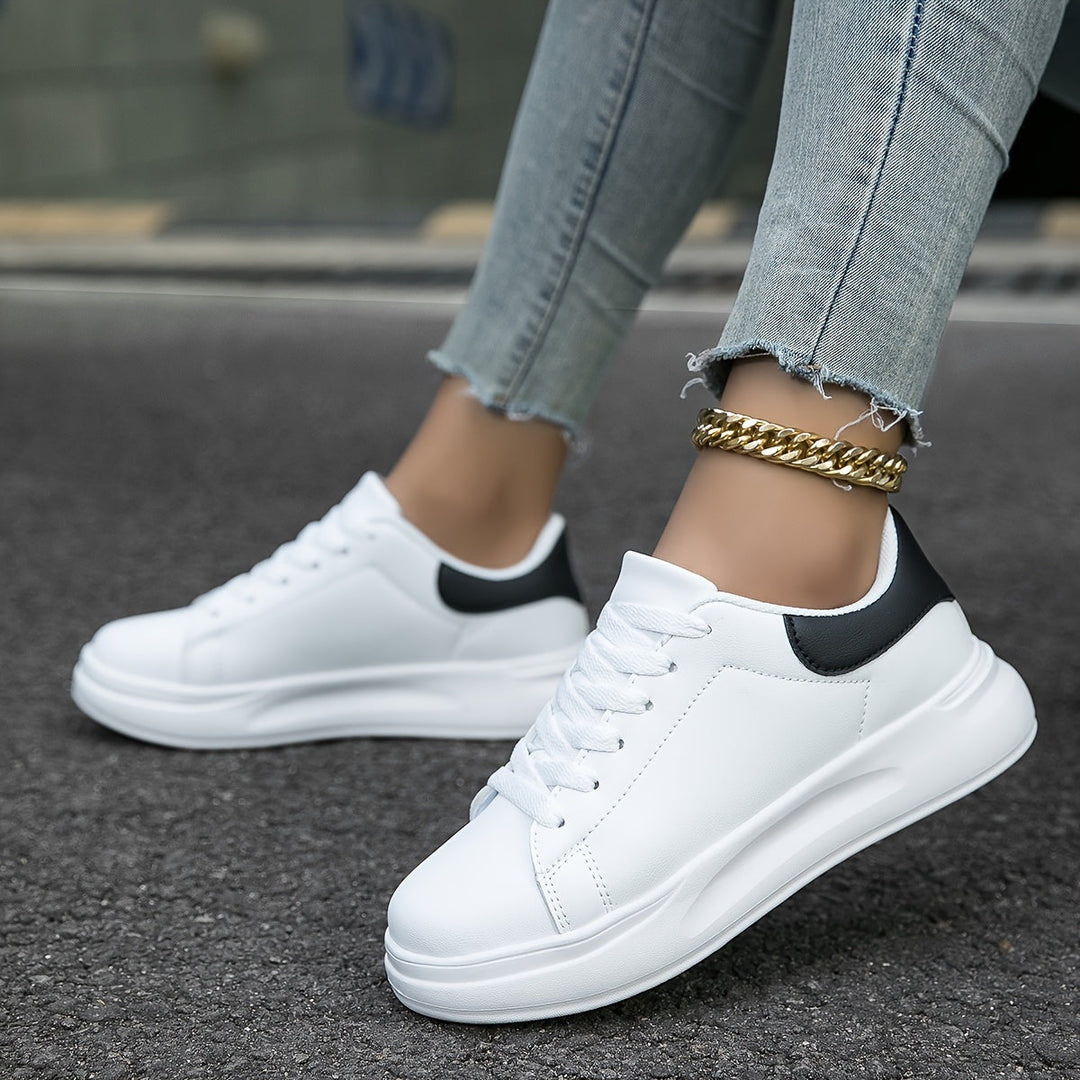Federleichte weiße Damenschuhe, orthopädische Sneaker für optimalen Gehkomfort.