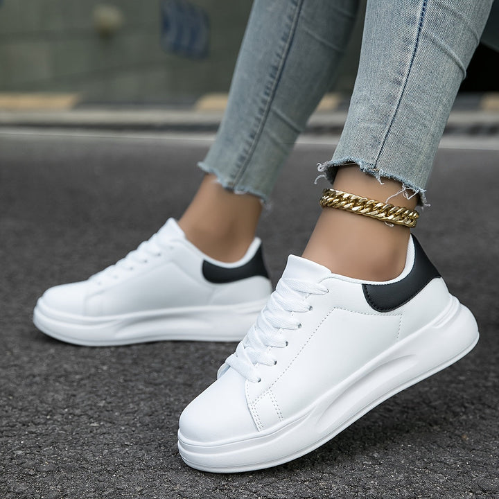 Federleichte weiße Damenschuhe, orthopädische Sneaker für optimalen Gehkomfort.