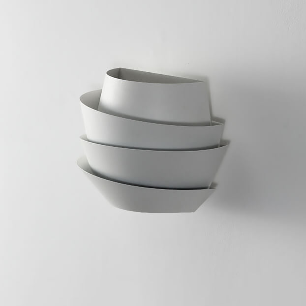 Moderne skandinavische Eisen-Wandleuchte NordGlow, minimalistisch mit Doppellichtpunkten.