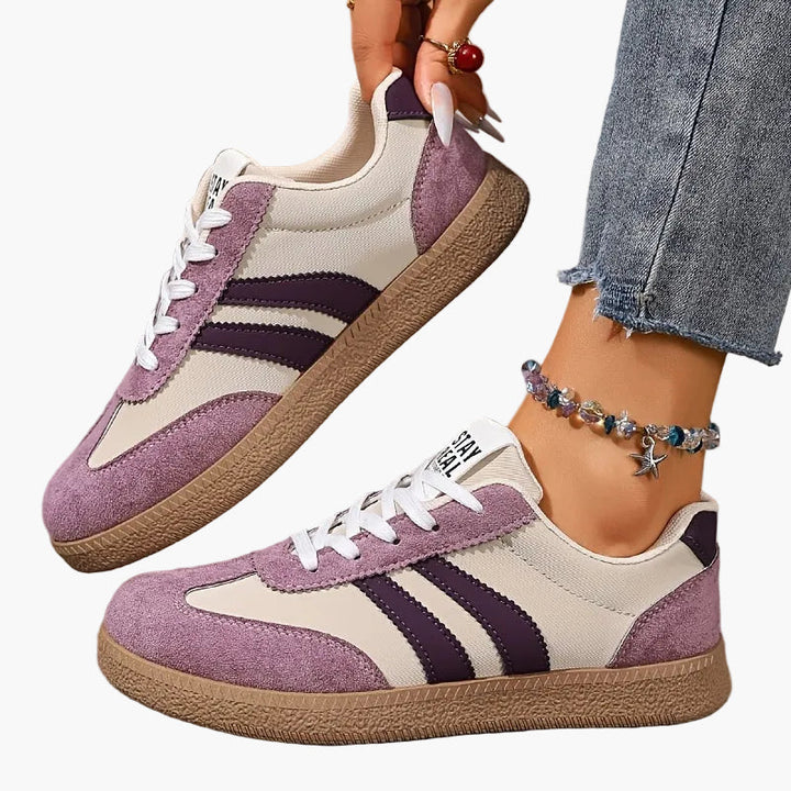 Bequemer Damen Retro Sneaker in Weiß, vielseitiger Alltagsschuh für unkomplizierte Damenmode.
