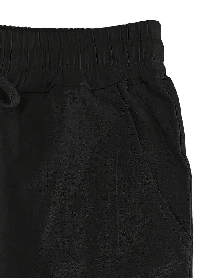 Bequeme Herren Urlaubshose, schwarz, locker sitzend. Vielseitig für Strand & Mode.