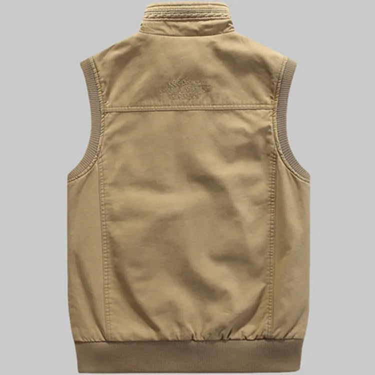 Robuste Herren Vintage Outdoor-Weste Elias in Khaki mit vielen praktischen Taschen. Perfekt für Angeln & Wandern.