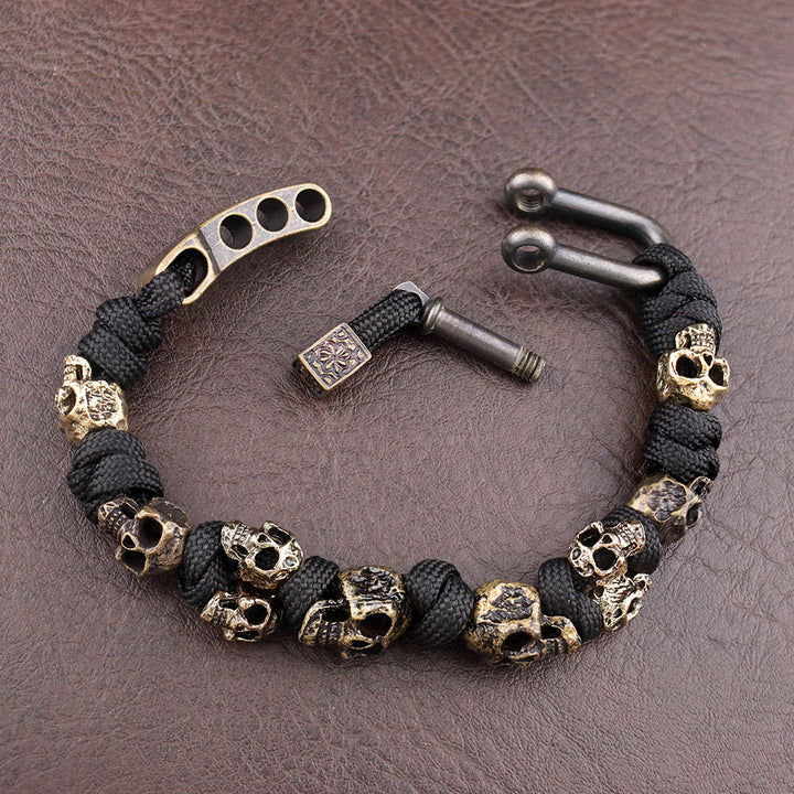 Verstellbares Herren Totenkopf-Armband, robustes Skull-Design, ideales Gothic-Accessoire für Casual-Looks.