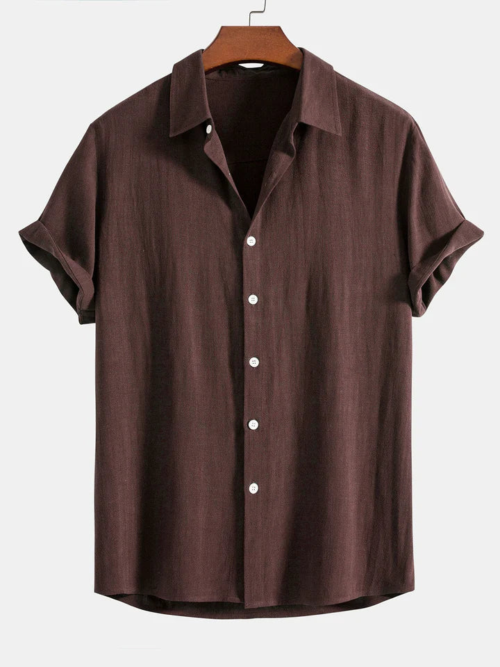 Herren Sommeroutfit: Eleganter Zweiteiler mit lockerem Hemd und komfortabler Hose, sehr kombinationsstark.