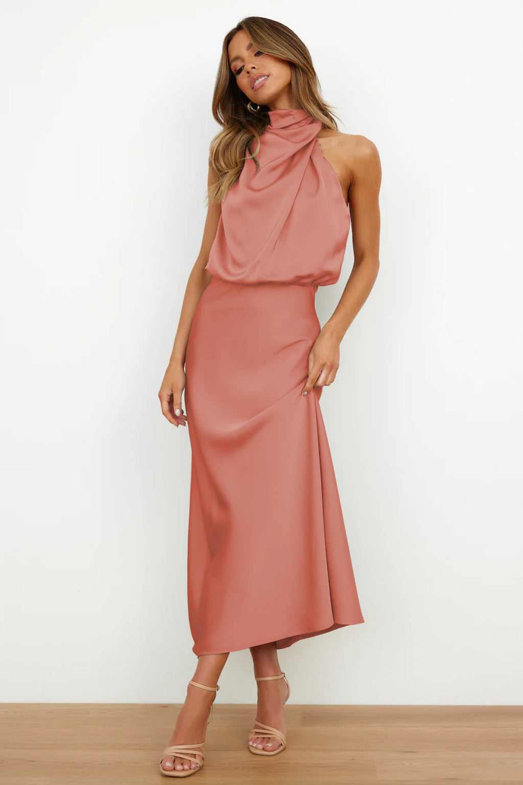 Rückenansicht des eleganten Damen Neckholder Midikleids. Perfektes Cocktail-, Abend- oder Partykleid.