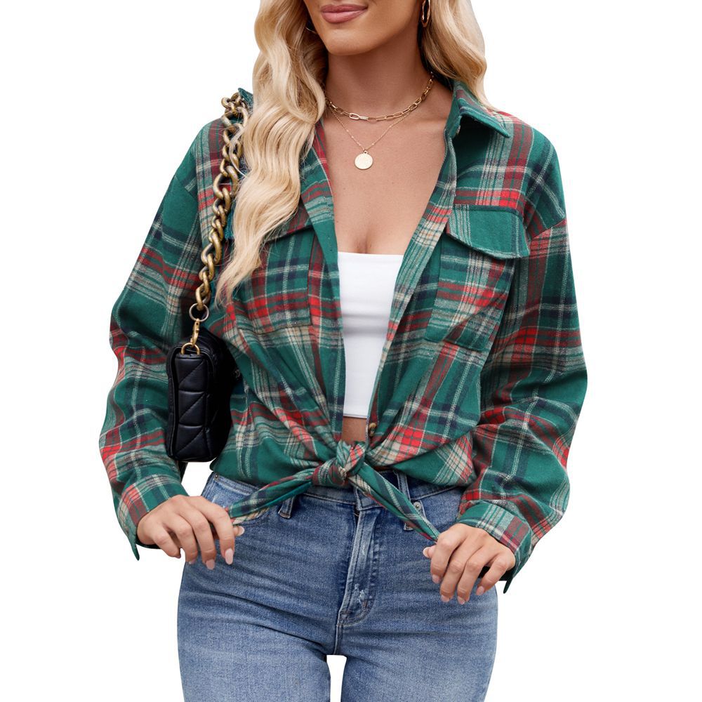 Detailansicht des karierten Damenhemds. Weicher Stoff & modisches Karomuster, perfekt für lässige Herbst-Looks.