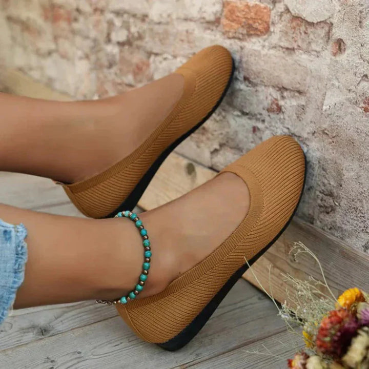 Seitenansicht der orthopädischen Damen Slip-on Sommerschuhe mit atmungsaktivem Obermaterial und profilierter Sohle.