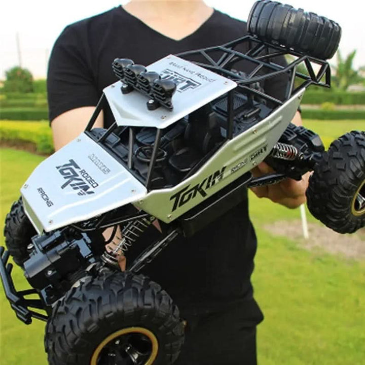Stylischer RC Monster Truck, robust gebaut, mit Allradantrieb. Optimal als ferngesteuertes Offroad-Modellfahrzeug.