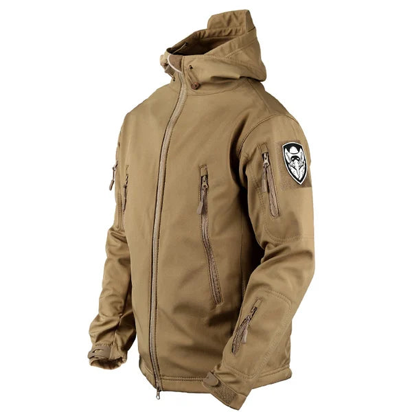 Herren Softshell Militärjacke, wasserdicht & robust, ideal für Outdoor-Abenteuer im Herbst.