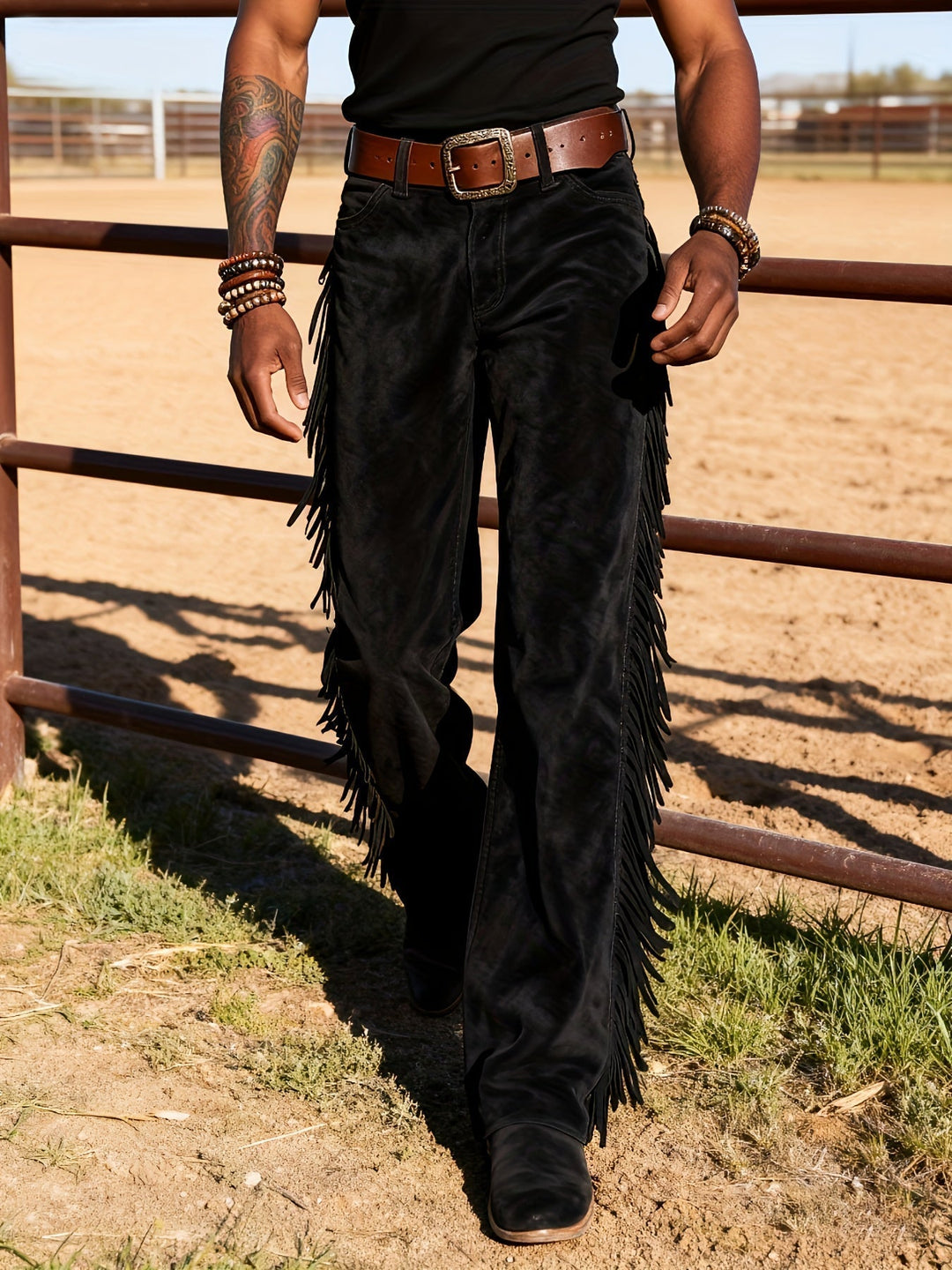 Stylische Herrenhose im Western-Look, Wildlederoptik und Fransen, lockere Freizeithose.