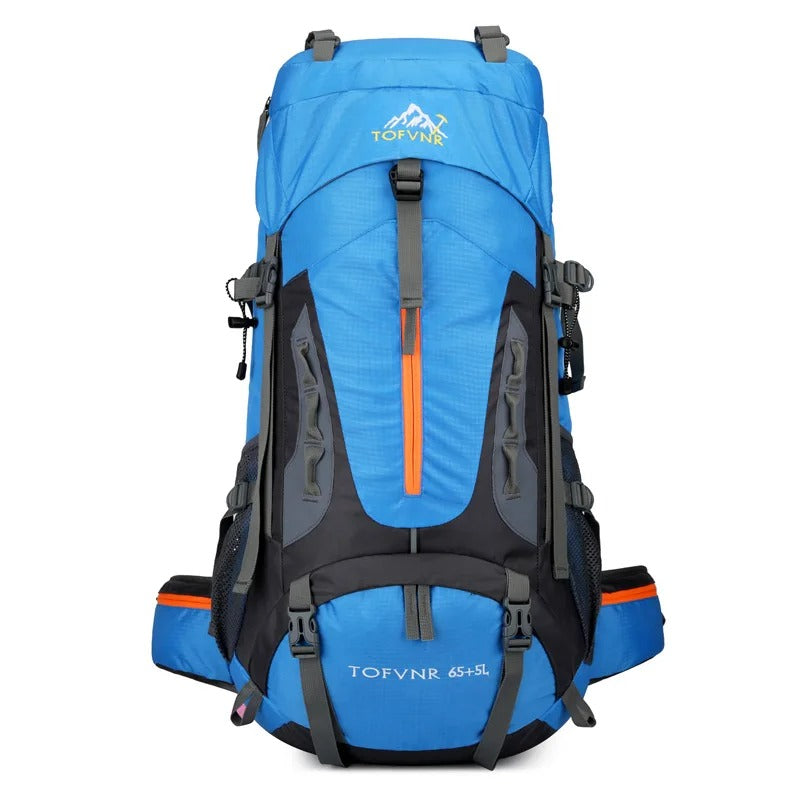 Vollgepackter, wasserdichter Trekking-Rucksack 45L AquaTrek auf einem Bergpfad.