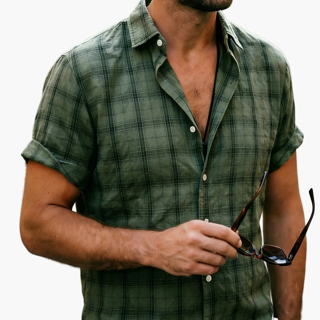 Stylisches Herrenhemd mit Karos und kurzen Ärmeln, für den Freizeit-Look.