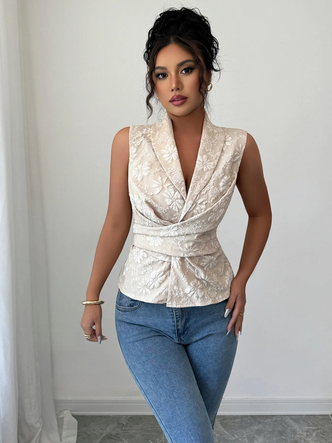 Ärmelloses Damen Sommer Oberteil in Aprikose mit floralem Print, ideal für heiße Tage.