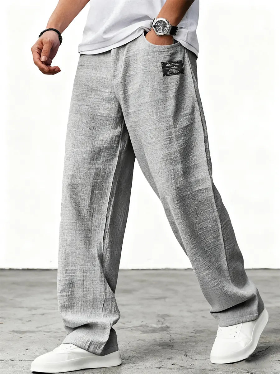 Lässige Herren Freizeithose mit weitem Bein und Kordelzug für entspannten Tragekomfort. Stilvolle Mode.