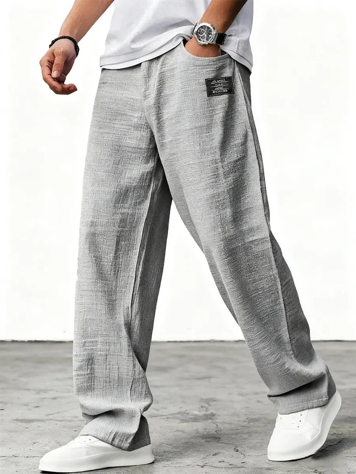Lässige Herren Freizeithose mit weitem Bein und Kordelzug für entspannten Tragekomfort. Stilvolle Mode.