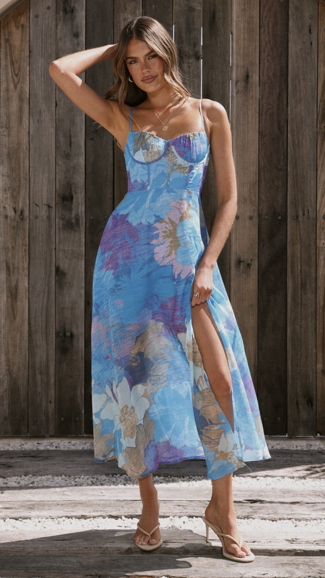 Elegantes blaues Frauenkleid mit floralem Muster, langes Sommer-Maxikleid für Anlässe.