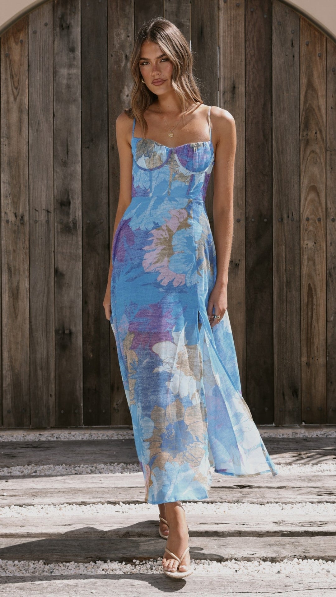 Damen Abendkleid blau, elegant mit Blumenmuster, langes Sommerkleid für festliche Events.