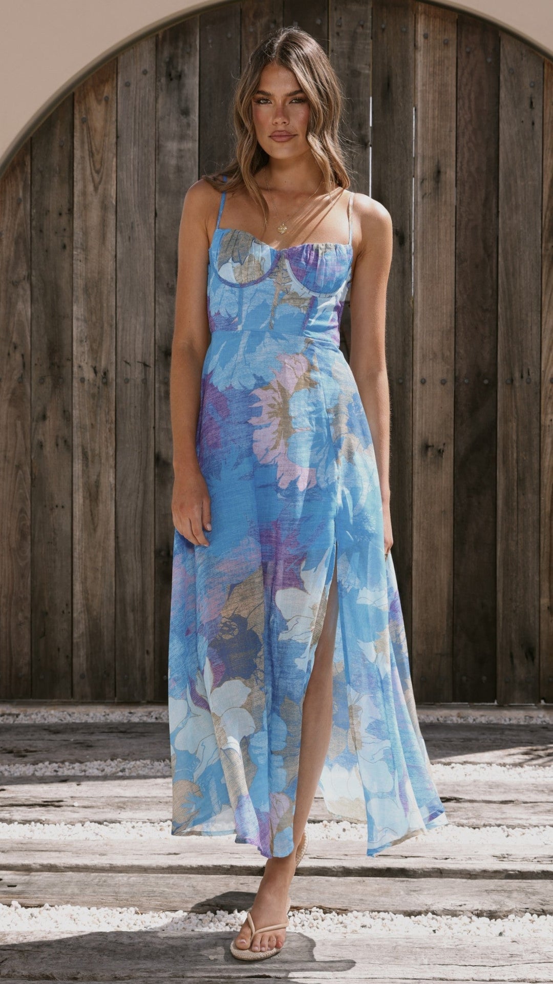 Festliches blaues Maxikleid für Damen, Blumenprint, ideal für Hochzeiten & Abendpartys.