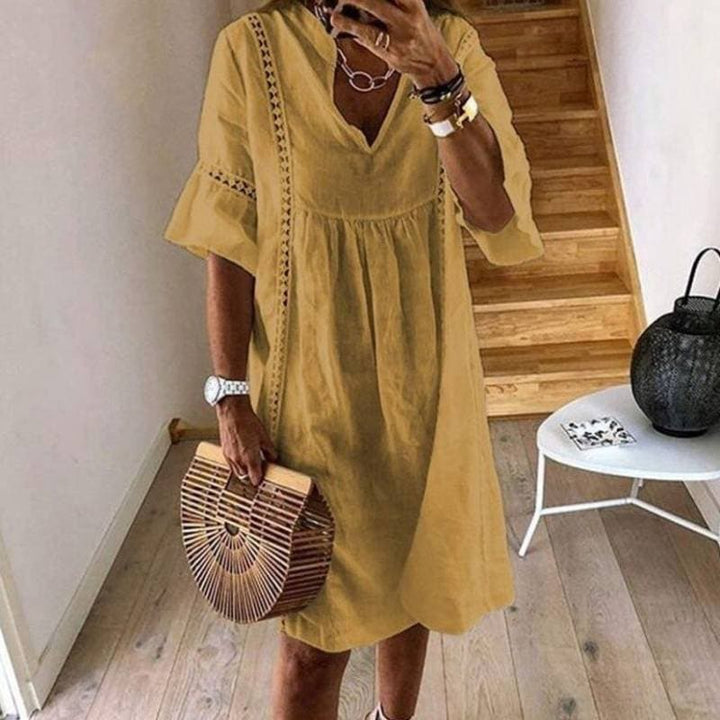 Luftiges Damen Strandkleid im Boho-Stil mit zarten Spitzendetails. Perfekt für den Sommerurlaub oder Freizeit.