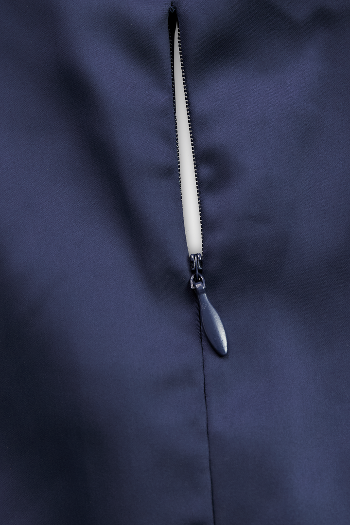 Zeitloses Damen A-Linie Midikleid. Schalkragen, V-Ausschnitt & Dreiviertelärmel für elegante Büro-Outfits.